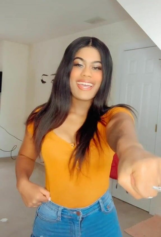 4. Sexy Aanaejha Jordan Shows Cleavage