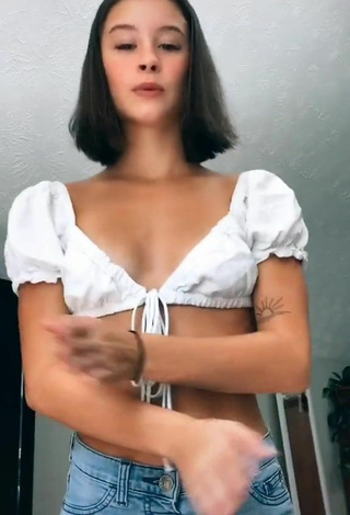 4. Sexy Alexis Dudley Shows Cleavage in White Crop Top