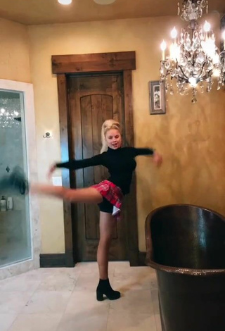 Sexy Altasweet Shows Legs while doing Dance