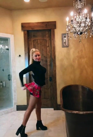 5. Sexy Altasweet Shows Legs while doing Dance