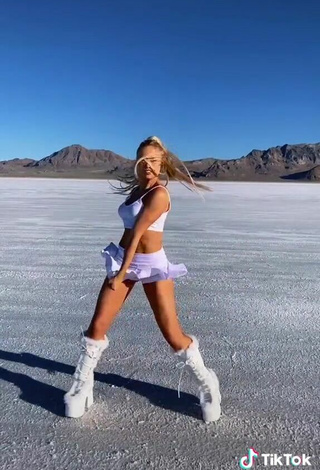 4. Beautiful Altasweet in Sexy Violet Crop Top while doing Dance