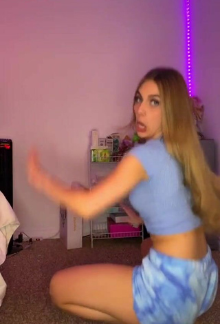 4. Sultry Arianna Flowers Shows Cleavage in Blue Crop Top while Twerking