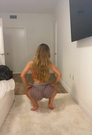 3. Hottie Arianna Flowers Shows Butt while Twerking