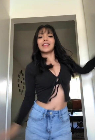 2. Sexy Ashley Valdez Shows Cleavage in Black Crop Top