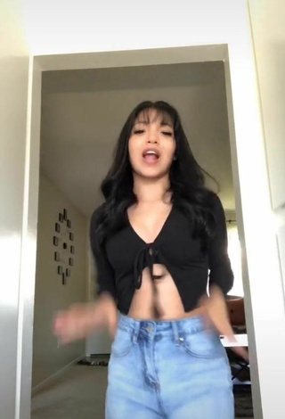 3. Sexy Ashley Valdez Shows Cleavage in Black Crop Top