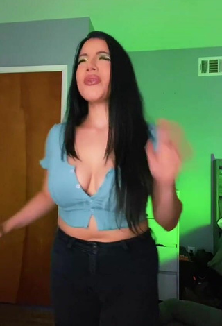 4. Sexy Leslie Marie Rosales Shows Cleavage in Blue Crop Top