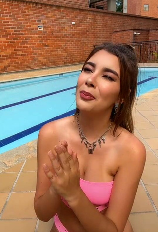 4. Sultry Luisa María Restrepo Shows Cleavage in Pink Bikini at the Pool