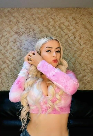 4. Sexy Alemia Rojas Shows Cleavage in Pink Crop Top