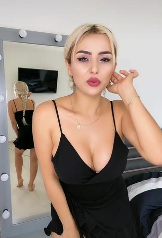 Sexy Alemia Rojas Shows Cleavage in Black Sundress