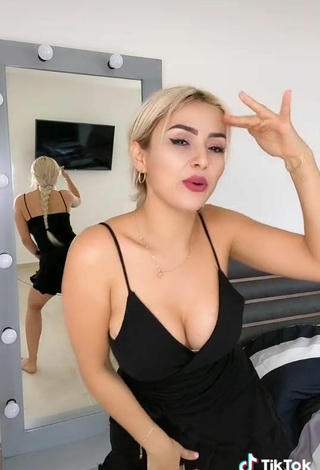 4. Sexy Alemia Rojas Shows Cleavage in Black Sundress