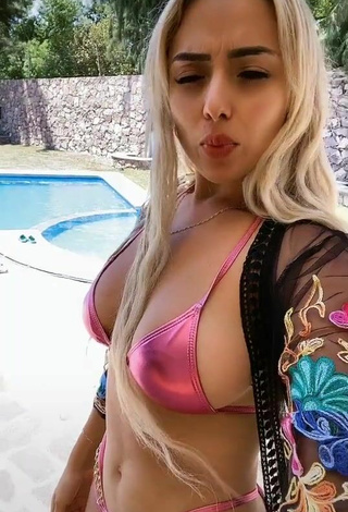 2. Sultry Alemia Rojas Shows Cleavage in Pink Bikini at the Swimming Pool (Side Boob)