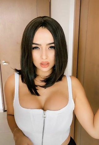 2. Adorable Alemia Rojas Shows Cleavage in Seductive White Crop Top