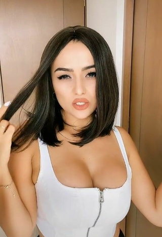 4. Adorable Alemia Rojas Shows Cleavage in Seductive White Crop Top