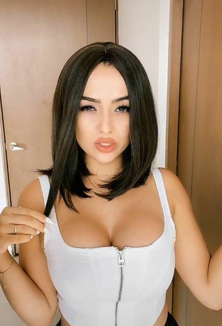 5. Adorable Alemia Rojas Shows Cleavage in Seductive White Crop Top