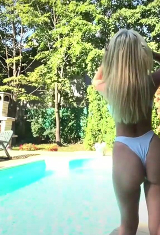 3. Sultry Alexis Feather Shows Butt at the Pool