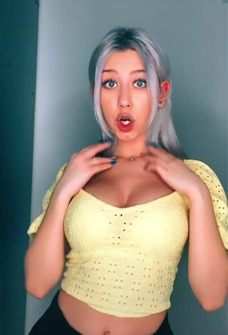 3. Sexy Alexis Feather Shows Cleavage in Crop Top and Bouncing Tits