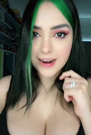 3. Sexy Abril Abdamari Garza Alonso Shows Cleavage