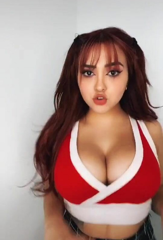 Dazzling Abril Abdamari Garza Alonso Shows Cleavage in Inviting Crop Top and Bouncing Breasts