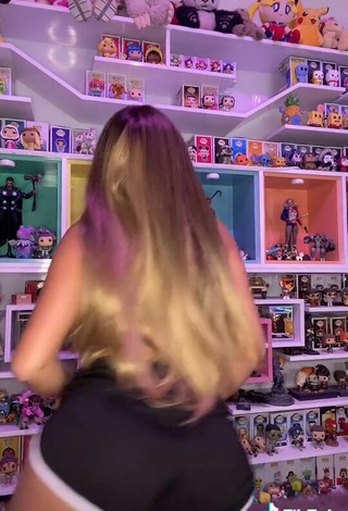 4. Luscious Abril Abdamari Garza Alonso Shows Big Butt while Twerking