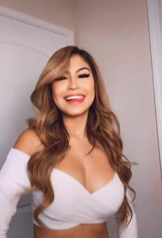 Hottest Desiree Montoya Shows Cleavage in White Crop Top