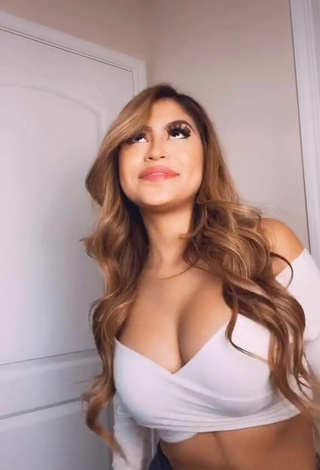 2. Hottest Desiree Montoya Shows Cleavage in White Crop Top