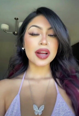 Desiree Montoya Shows her Seductive Cleavage