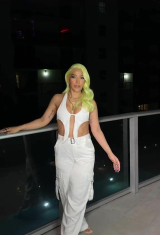 2. Sweetie Farina Shows Cleavage in White Crop Top on the Balcony (Side Boob)