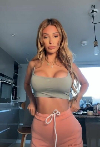 Amazing Francesca Farago Shows Cleavage in Hot Grey Crop Top