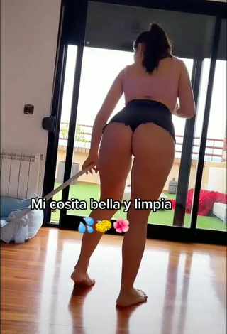 4. Amazing Franjomar Shows Butt