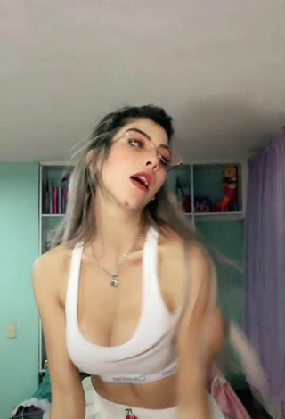 4. Sexy Frida Ximena Shows Cleavage in White Sport Bra