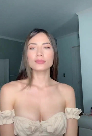 2. Erotic Georgina Mazzeo Shows Cleavage in Beige Crop Top