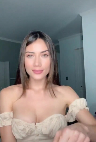 3. Erotic Georgina Mazzeo Shows Cleavage in Beige Crop Top