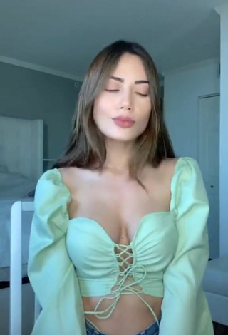 3. Sweet Georgina Mazzeo Shows Cleavage in Cute Green Crop Top