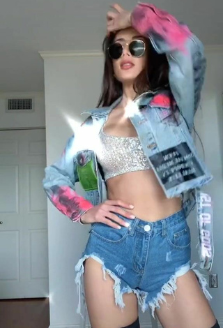 5. Fine Georgina Mazzeo Shows Cleavage in Sweet Crop Top