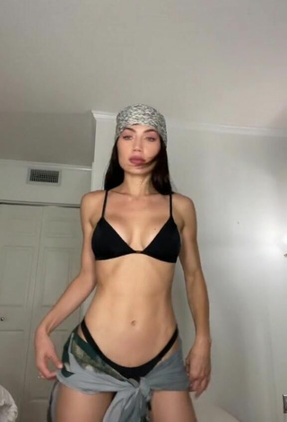 Georgina Mazzeo Looks Sensual in Black Bikini and Cleavage