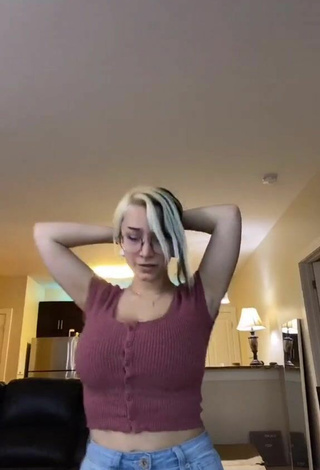 Sexy Lee Shows Cleavage in Crop Top