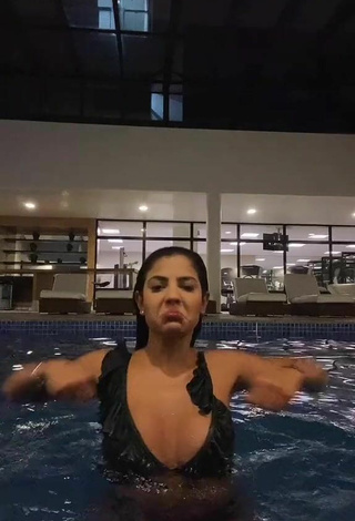 2. Sexy Hariany Nathália Almeida Shows Cleavage in Black Bikini Top at the Swimming Pool