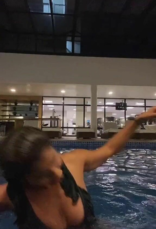 4. Sexy Hariany Nathália Almeida Shows Cleavage in Black Bikini Top at the Swimming Pool