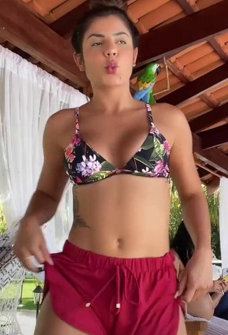 2. Hot Hariany Nathália Almeida Shows Cleavage in Floral Bikini Top