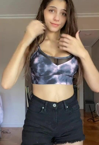 Amazing Iaaras2 Shows Cleavage in Hot Crop Top