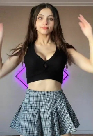 3. Sexy Iaaras2 Shows Cleavage in Black Crop Top