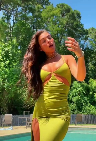 2. Sultry Jordan Beckham in Green Dress at the Pool