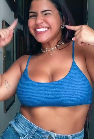 3. Hottest Julia Antunes Shows Cleavage in Blue Crop Top