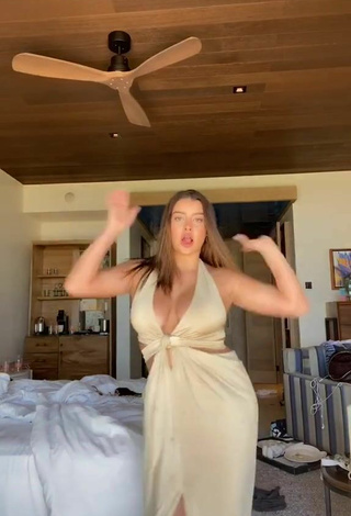 2. Sexy Kalani Hilliker Shows Cleavage