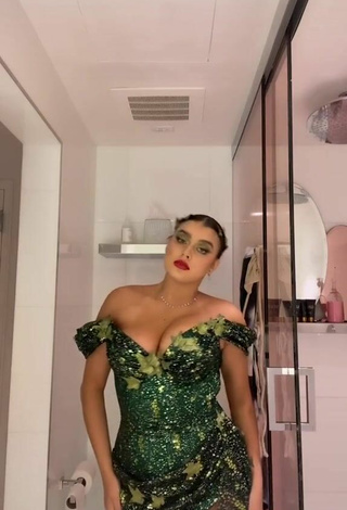 4. Hot Kalani Hilliker Shows Cleavage