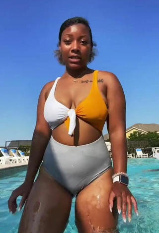 Sultry Keara Wilson Shows Cleavage in Swimsuit at the Swimming Pool