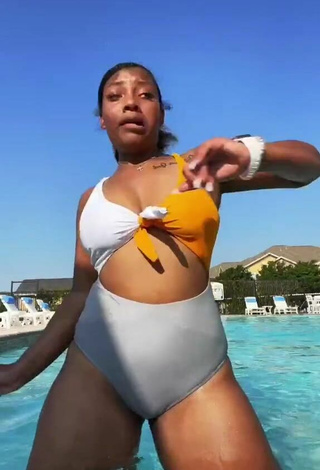 2. Sultry Keara Wilson Shows Cleavage in Swimsuit at the Swimming Pool