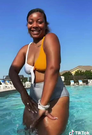 3. Sultry Keara Wilson Shows Cleavage in Swimsuit at the Swimming Pool