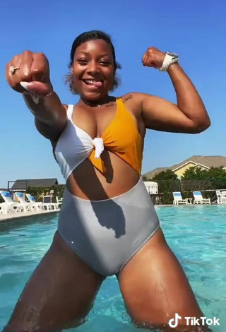 4. Sultry Keara Wilson Shows Cleavage in Swimsuit at the Swimming Pool