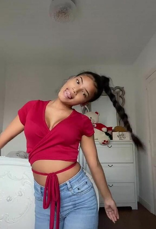 Magnificent kerlytaaaaa Shows Cleavage in Red Crop Top